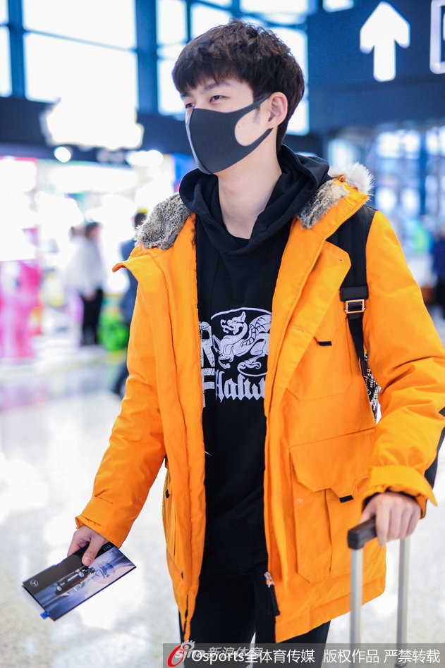 击剑男神董力现身上海虹桥机场