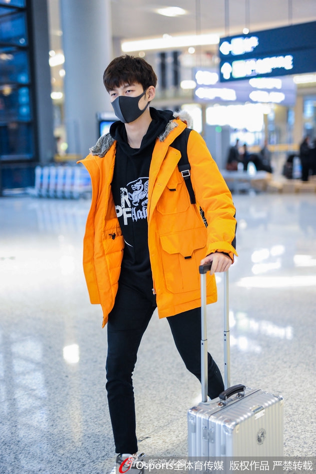 击剑男神董力现身上海虹桥机场
