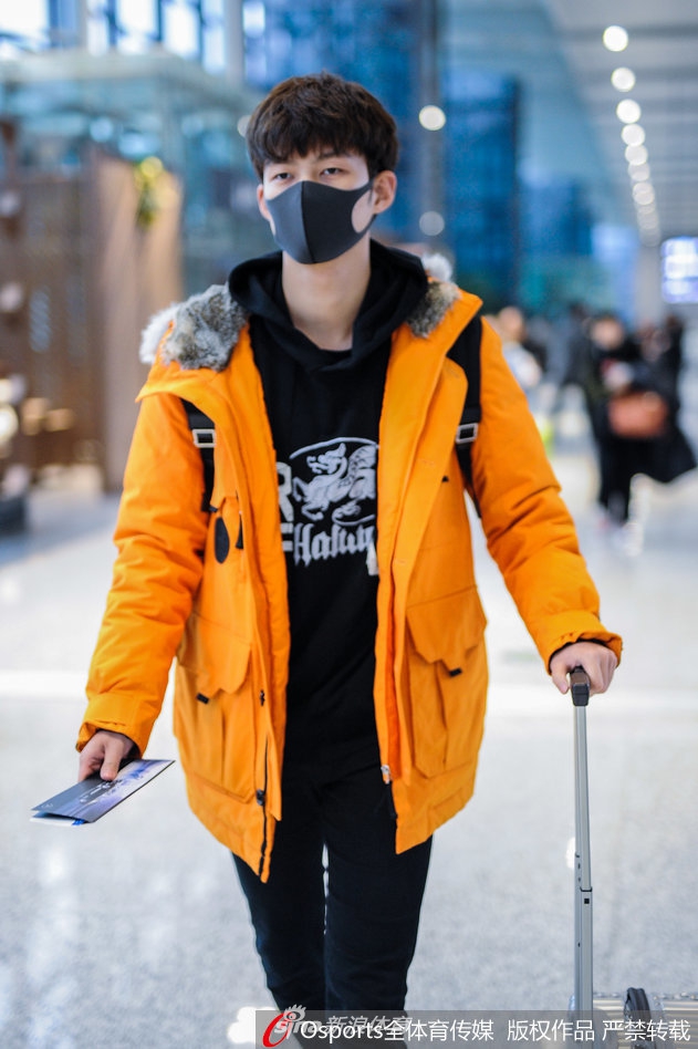 击剑男神董力现身上海虹桥机场