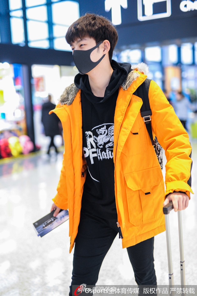 击剑男神董力现身上海虹桥机场