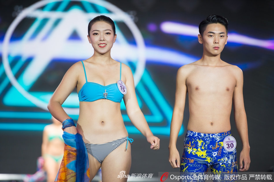 沈阳举办空姐比基尼大赛