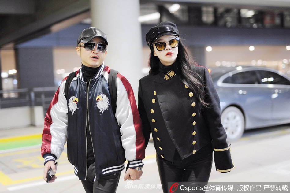 邹市明冉莹颖机场十指相扣恩爱十足