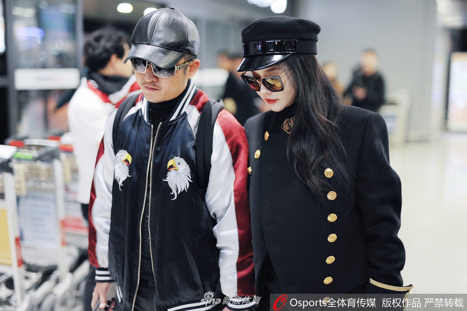 邹市明冉莹颖机场十指相扣恩爱十足