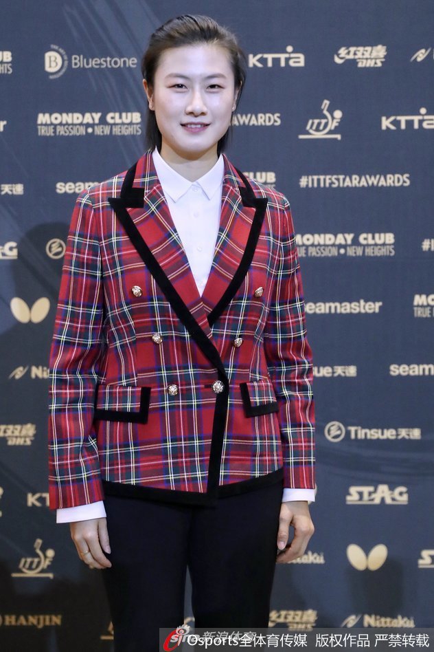 丁宁登台领奖比心卖萌