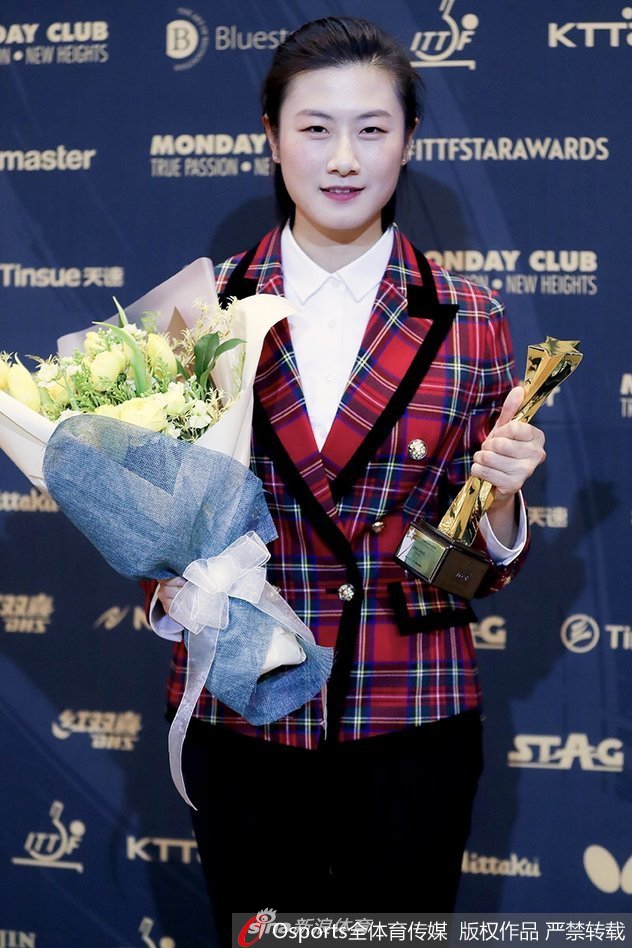 丁宁登台领奖比心卖萌