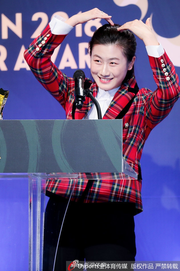 丁宁登台领奖比心卖萌