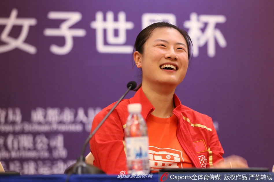 丁宁朱雨玲出席球迷见面会