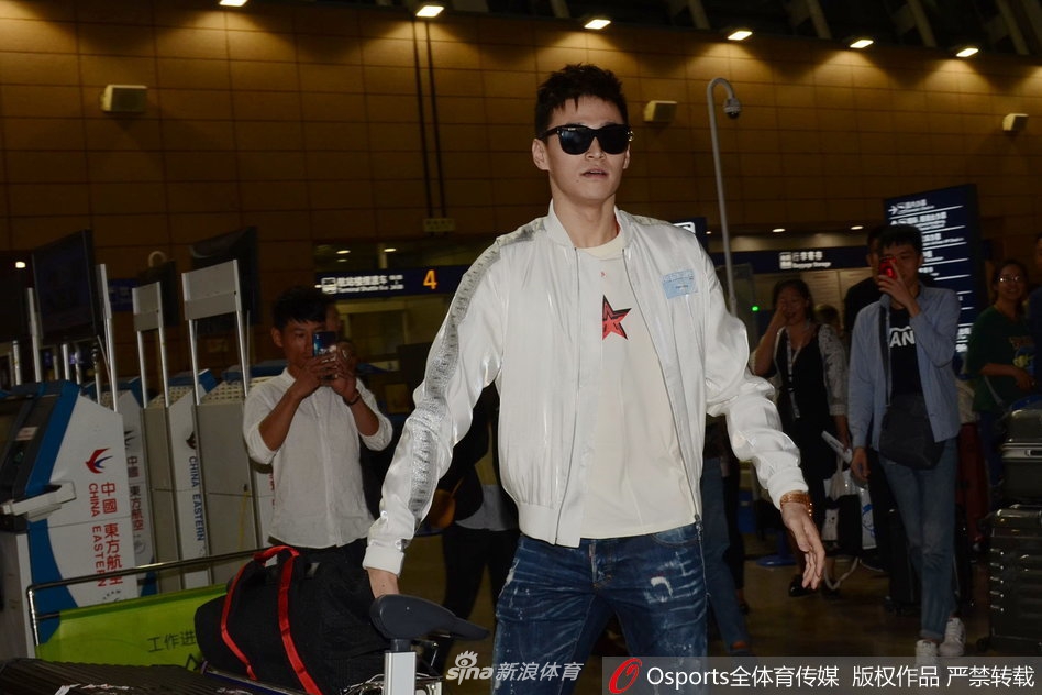 孙杨现身赶赴美国训练