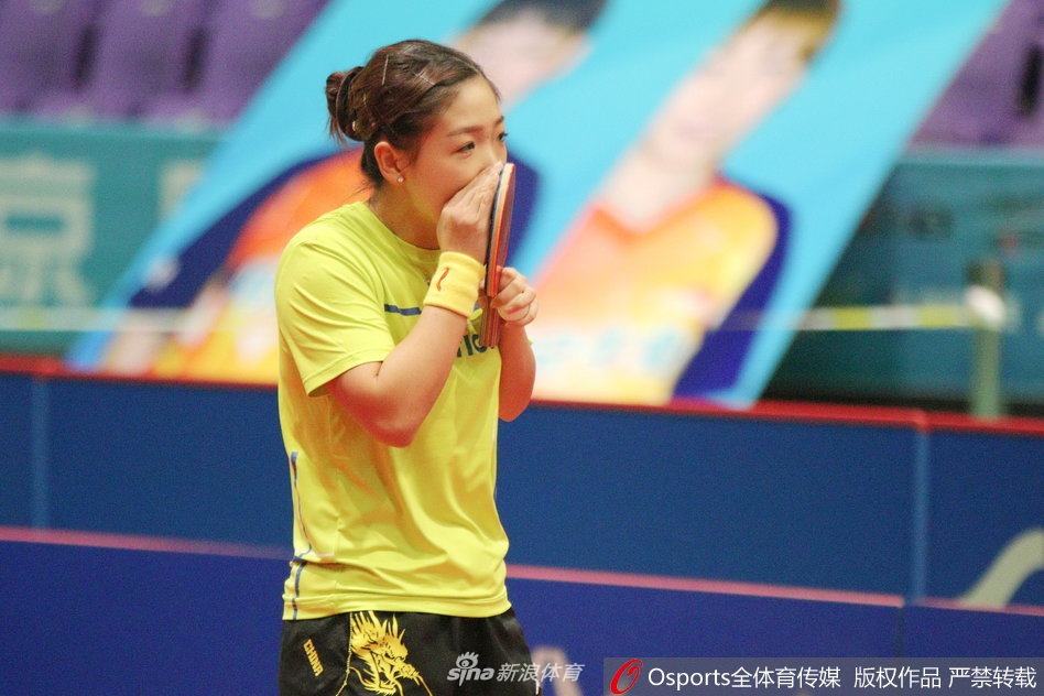 刘诗雯与队友互动卖萌狂刷表情包