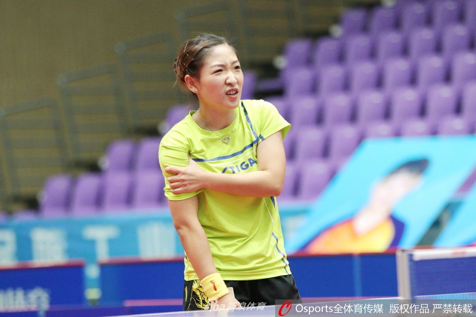 刘诗雯与队友互动卖萌狂刷表情包