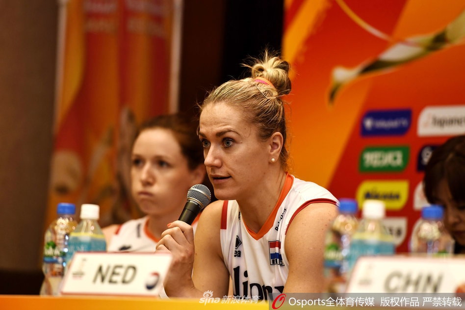 郎平携朱婷丁霞出席赛后发布会