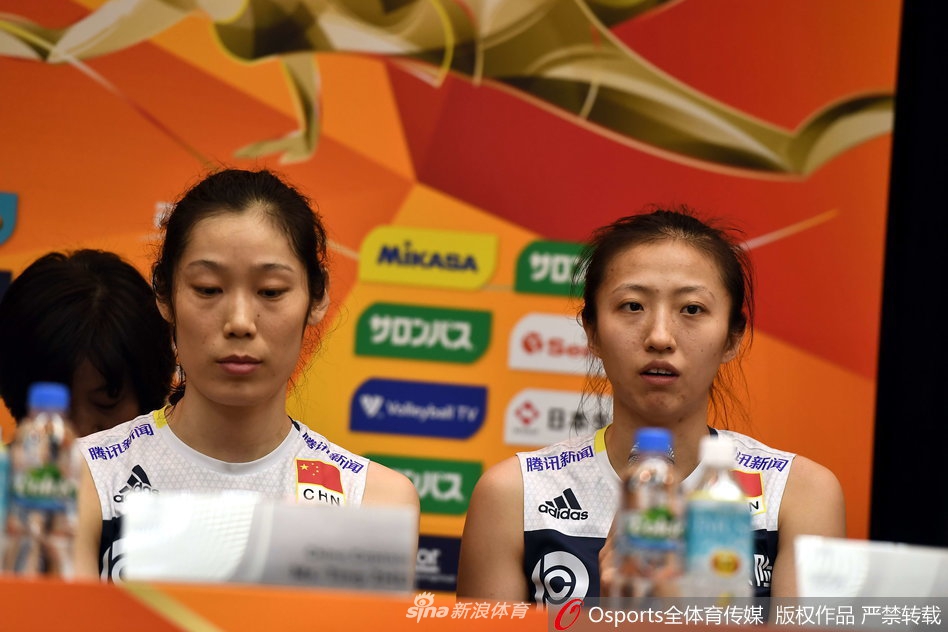 郎平携朱婷丁霞出席赛后发布会