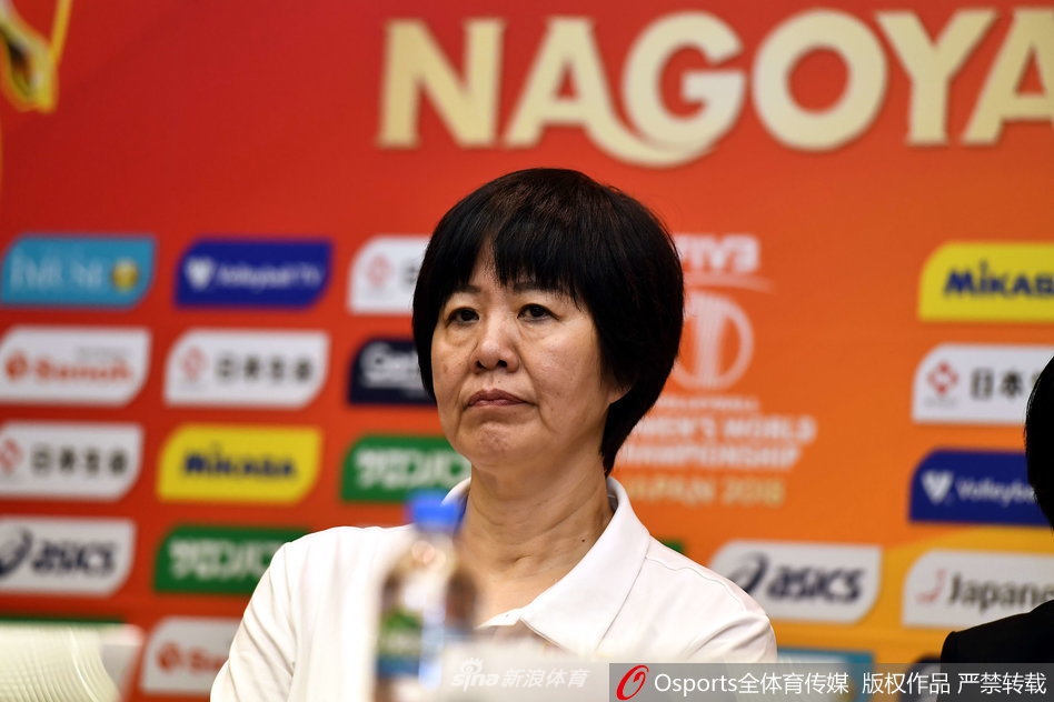 郎平携朱婷丁霞出席赛后发布会