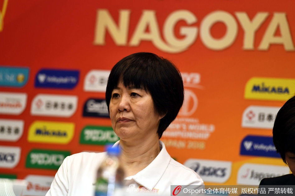 郎平携朱婷丁霞出席赛后发布会