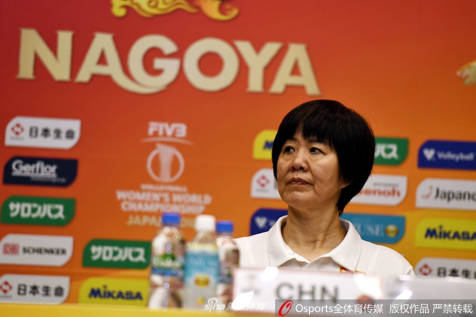 郎平携朱婷丁霞出席赛后发布会