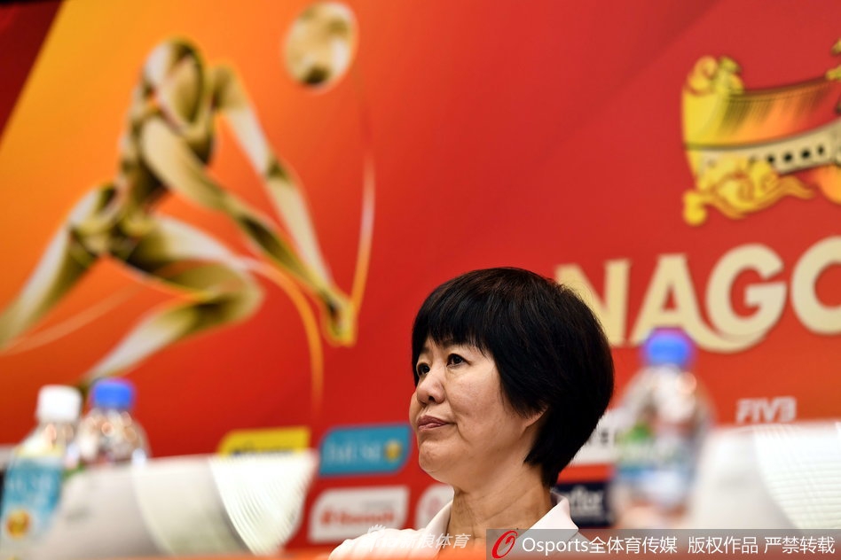 郎平携朱婷丁霞出席赛后发布会