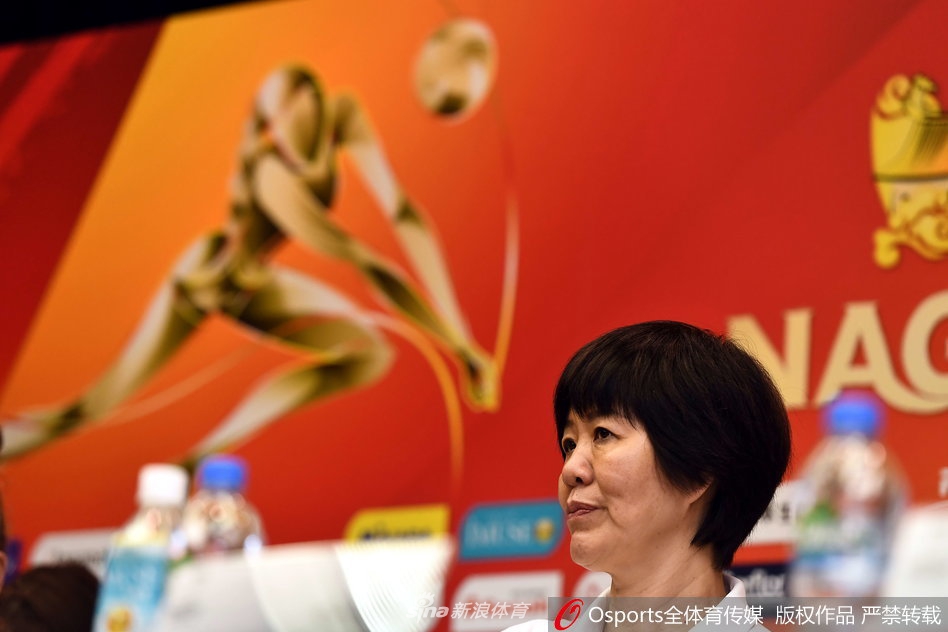 郎平携朱婷丁霞出席赛后发布会