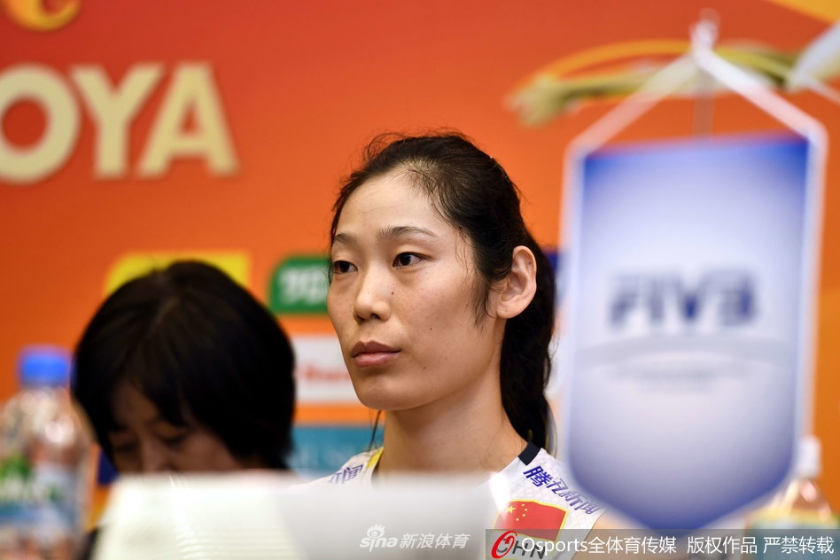 郎平携朱婷丁霞出席赛后发布会