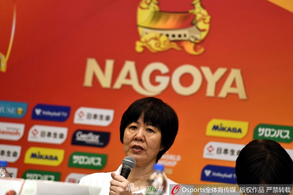 郎平携朱婷丁霞出席赛后发布会