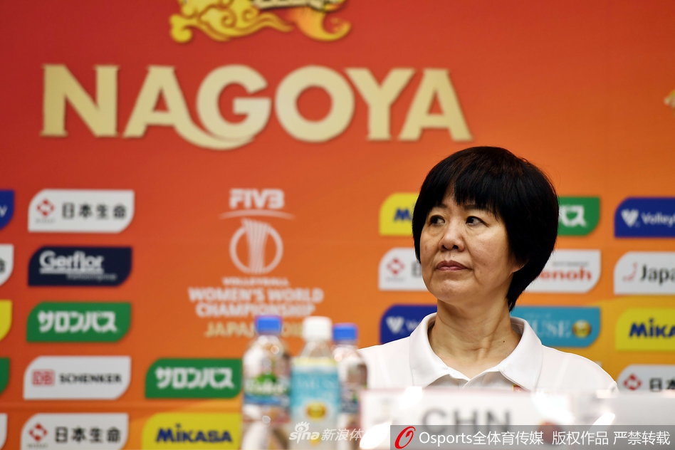 郎平携朱婷丁霞出席赛后发布会