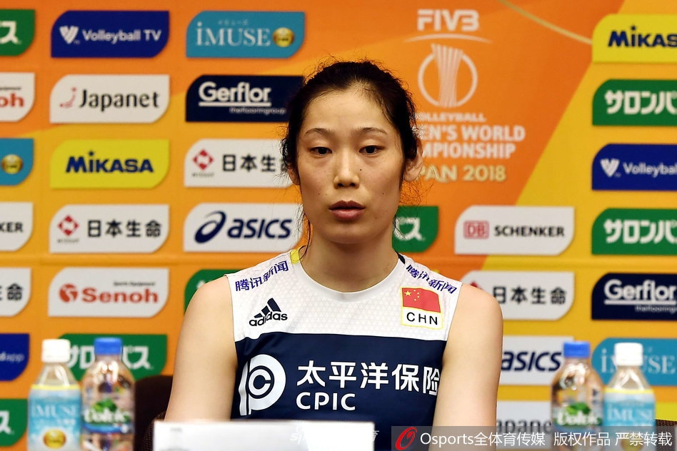 郎平携朱婷丁霞出席赛后发布会