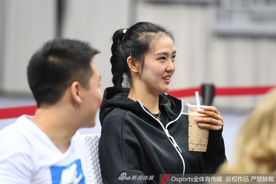 张常宁变身“奶茶妹妹” 为未婚夫加油