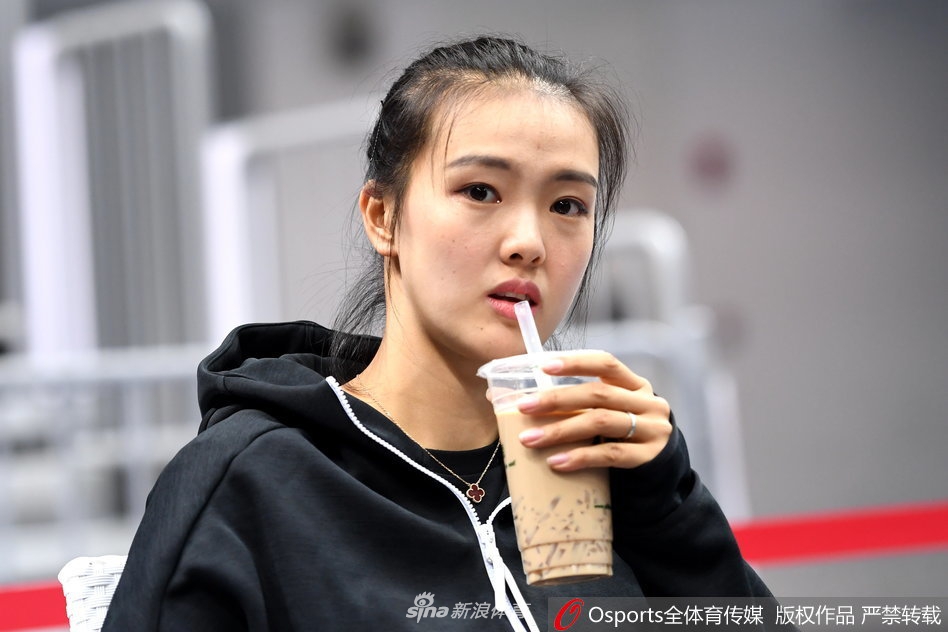 张常宁变身“奶茶妹妹” 为未婚夫加油