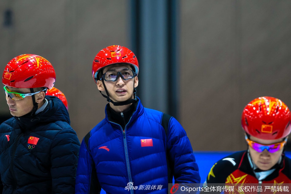 国家短道速滑队备战新赛季 武大靖范可新领衔