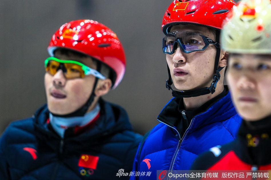 国家短道速滑队备战新赛季 武大靖范可新领衔