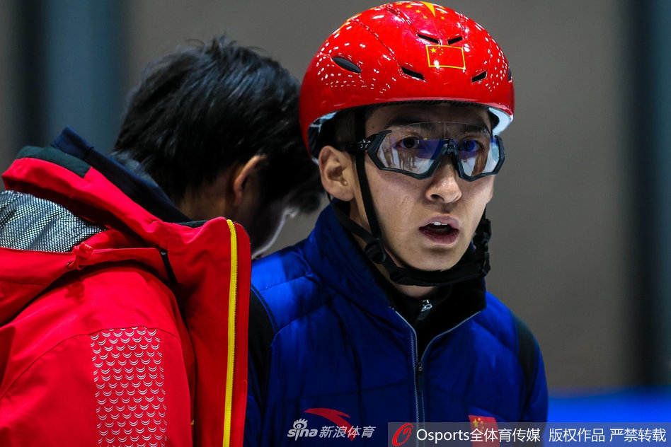国家短道速滑队备战新赛季 武大靖范可新领衔