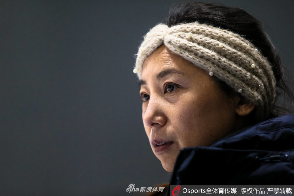 国家短道速滑队备战新赛季 武大靖范可新领衔