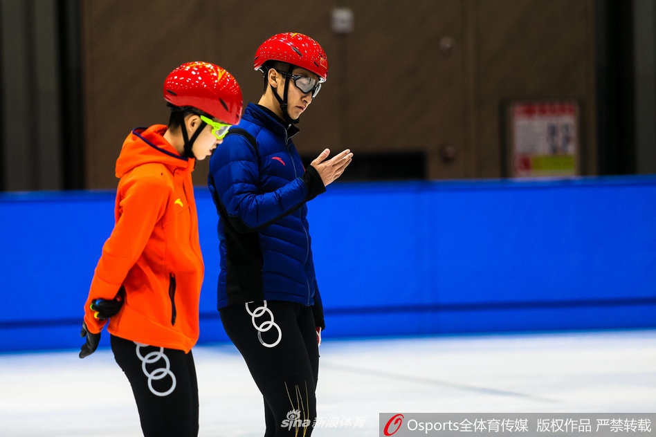 国家短道速滑队备战新赛季 武大靖范可新领衔