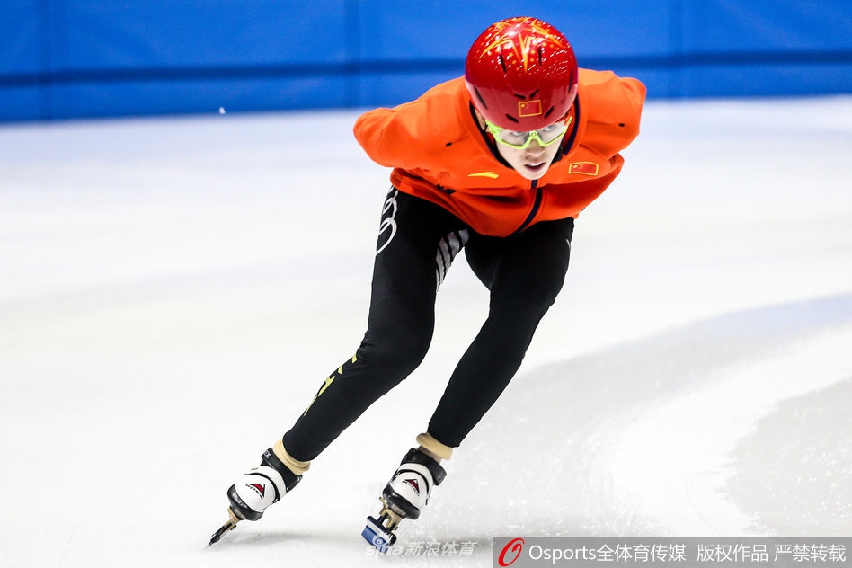 国家短道速滑队备战新赛季 武大靖范可新领衔