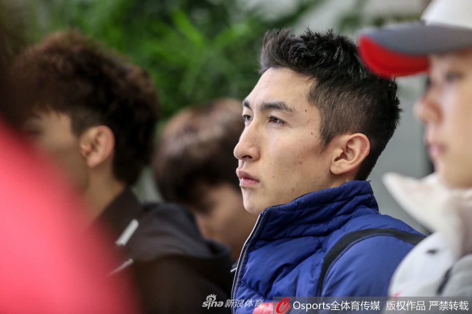 国家短道速滑队备战新赛季 武大靖范可新领衔