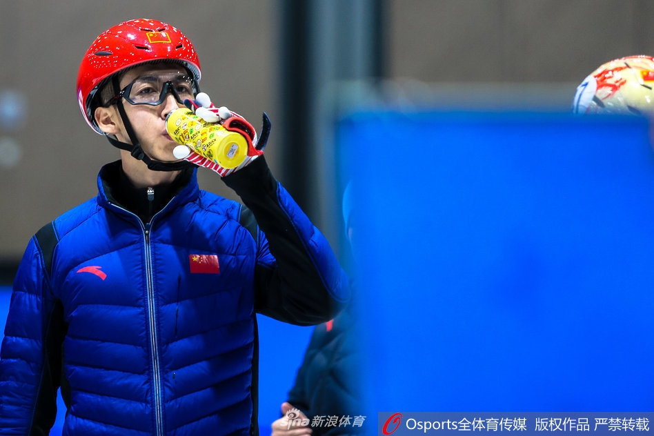 国家短道速滑队备战新赛季 武大靖范可新领衔