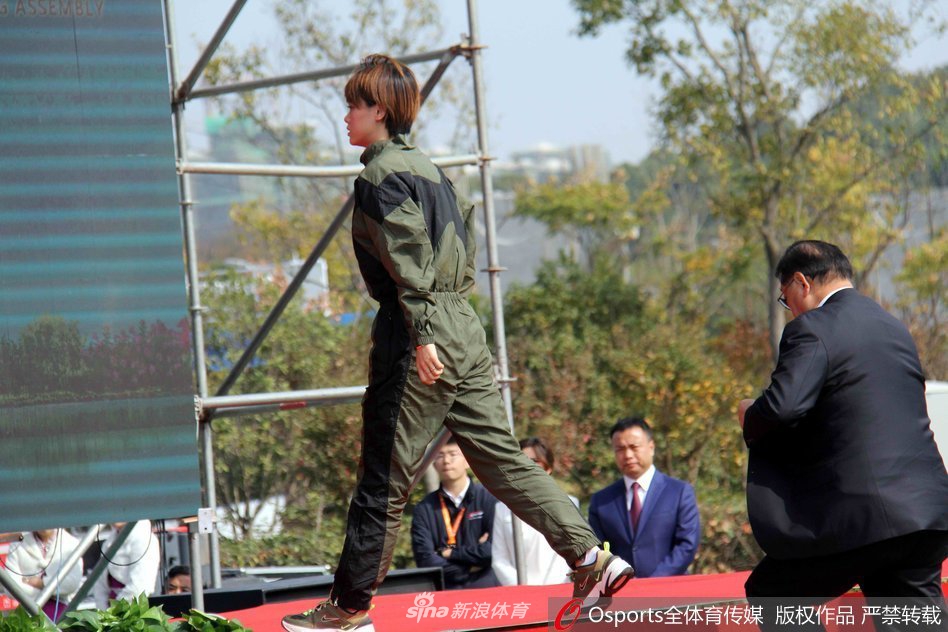 许海峰与刘翔妻子亮相汽车露营大会