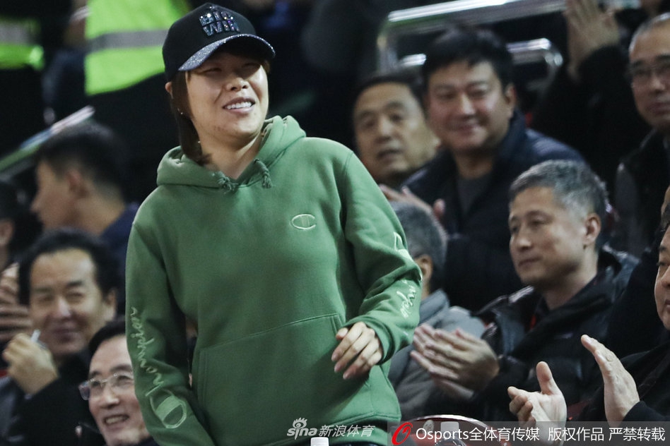 短道速滑名将周洋现场助阵CBA