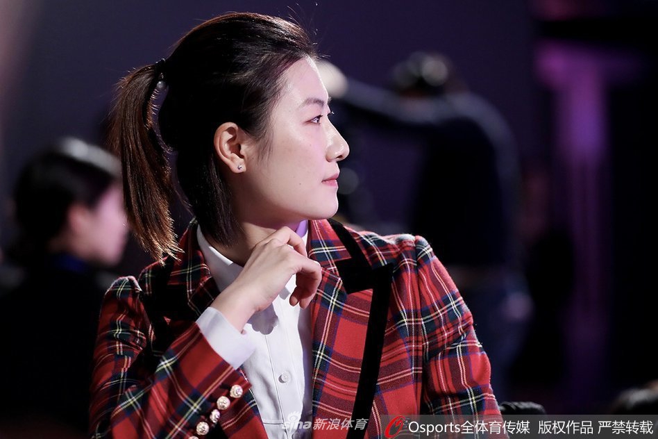 丁宁登台领奖比心卖萌