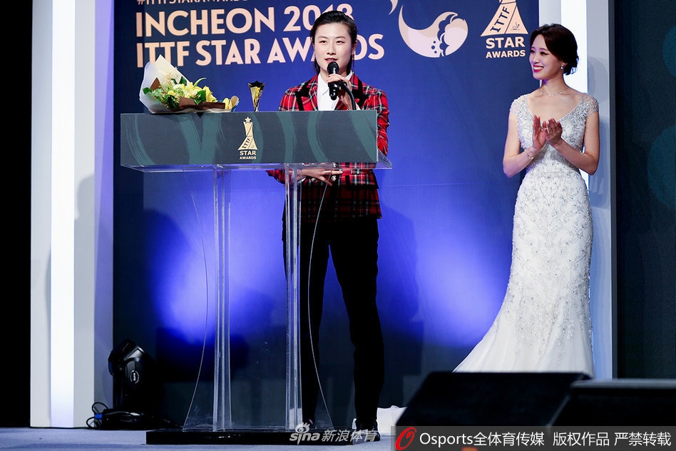 丁宁登台领奖比心卖萌