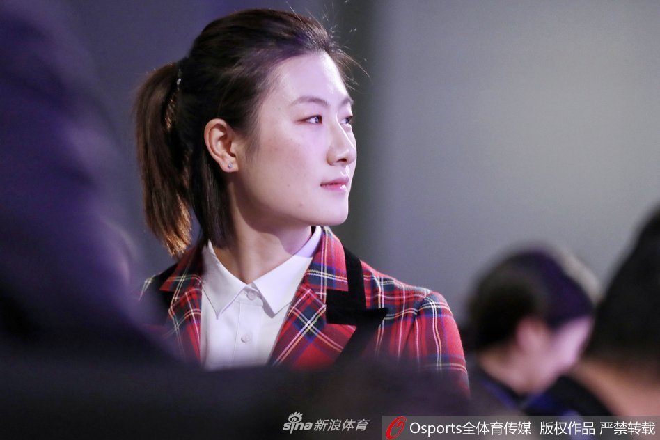 丁宁登台领奖比心卖萌