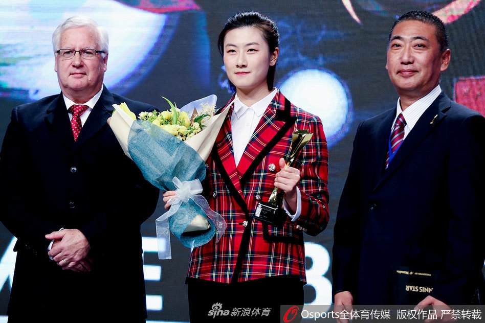 丁宁登台领奖比心卖萌