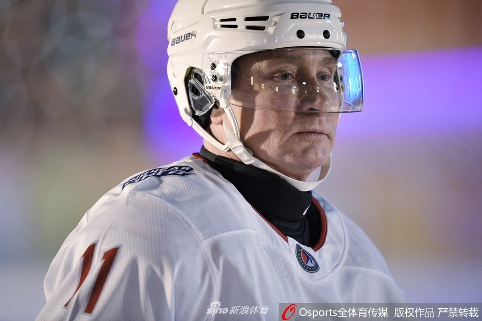 普京化身冰球选手 参加夜间冰球比赛