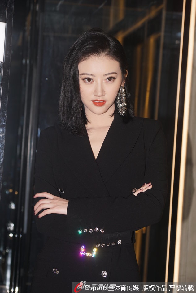 张继科女友景甜出席活动 大秀美腿与陈柏霖合影