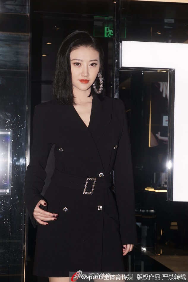 张继科女友景甜出席活动 大秀美腿与陈柏霖合影