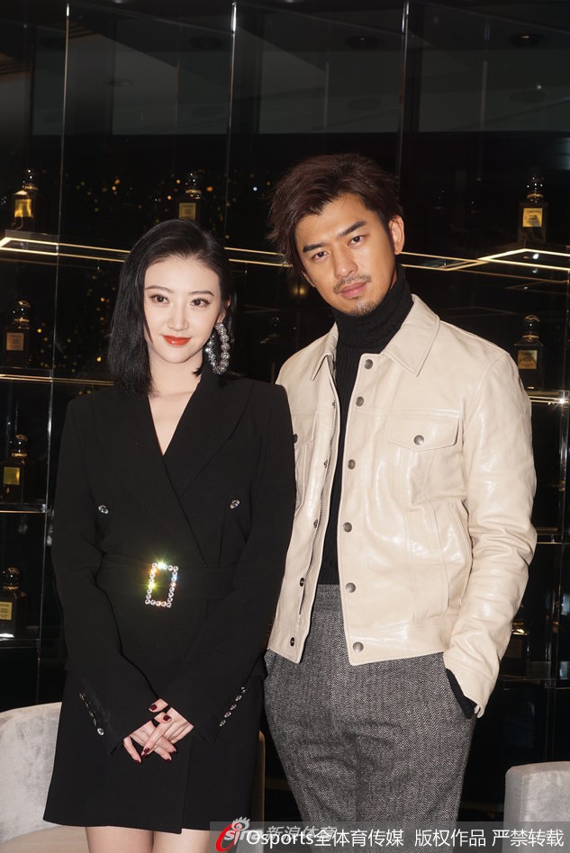 张继科女友景甜出席活动 大秀美腿与陈柏霖合影