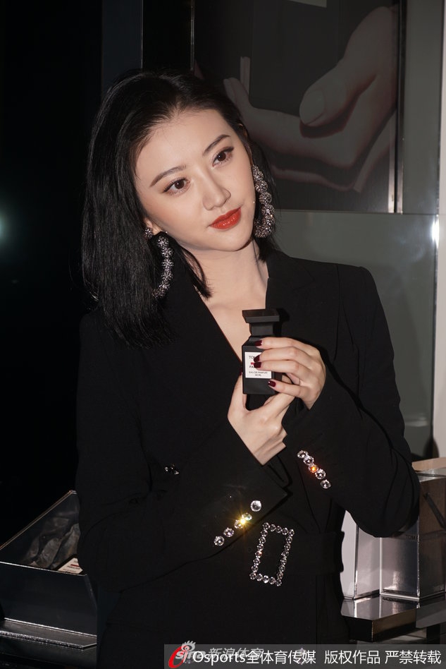 张继科女友景甜出席活动 大秀美腿与陈柏霖合影