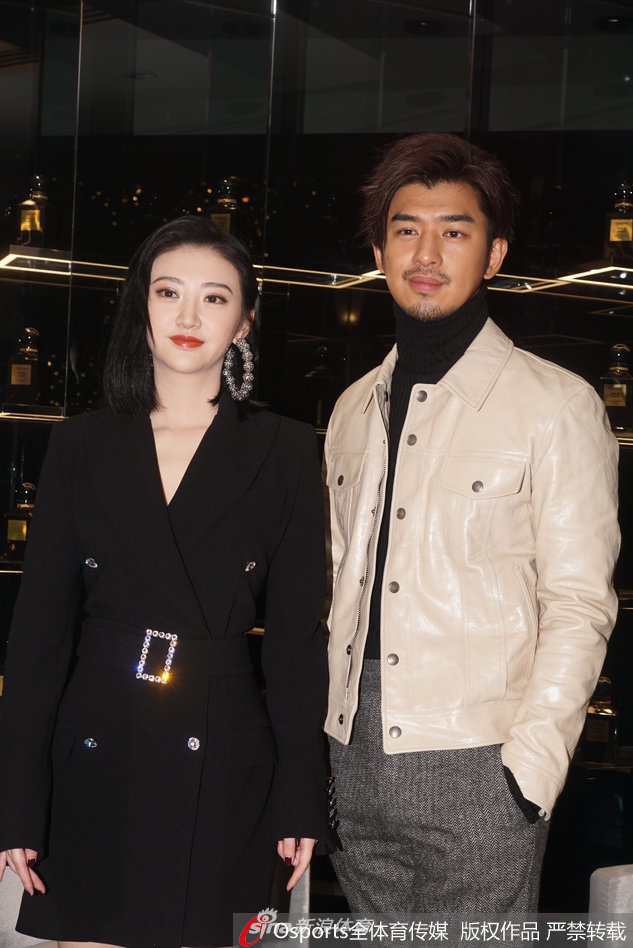 张继科女友景甜出席活动 大秀美腿与陈柏霖合影