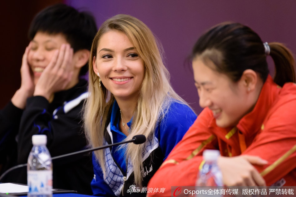丁宁朱雨玲出席球迷见面会