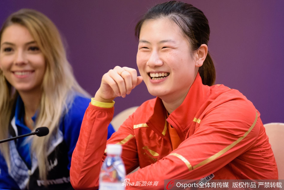 丁宁朱雨玲出席球迷见面会