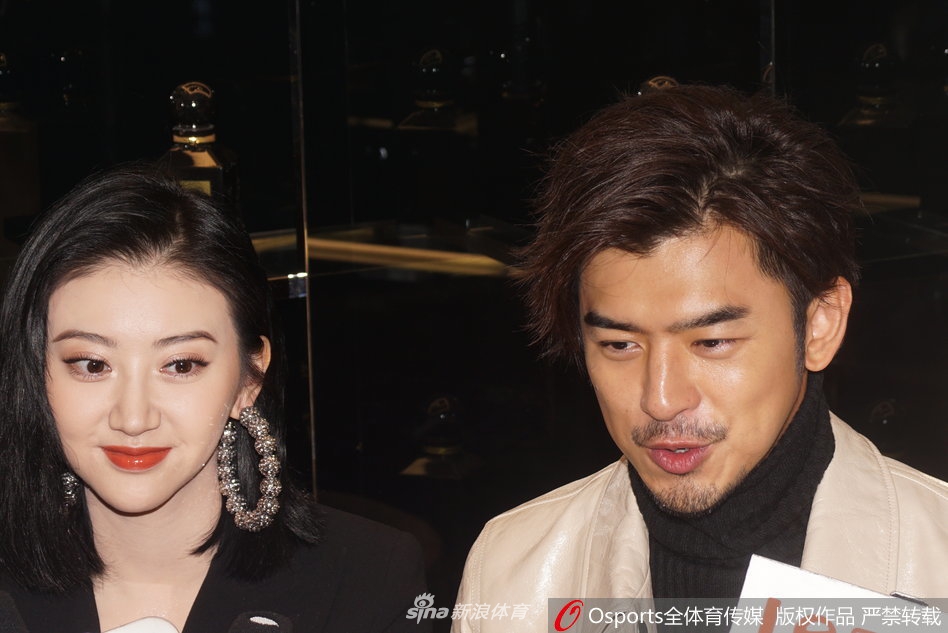 张继科女友景甜出席活动 大秀美腿与陈柏霖合影